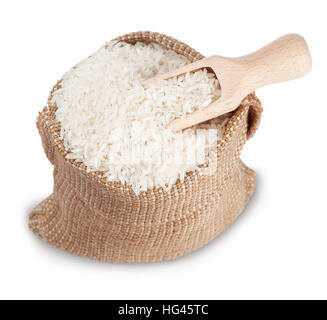 Riz long blanc sac de jute en petites avec du scoop isolated on white top view soft focus Banque D'Images