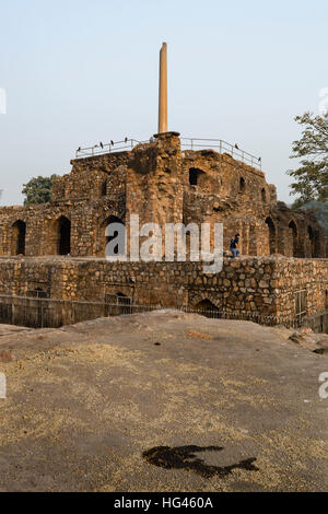 Visite touristique sur pilier d'Ashoka en structure pyramidale Feroz Shah Kotla Banque D'Images