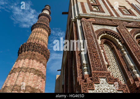 Qutub Minar et compliquée de la marqueterie sur Alai Darwaza intérieur complexe Qutb (dépêche écrite dans Banque D'Images