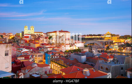 Avis de Ribeira - la vieille ville de Porto. Portugal Banque D'Images