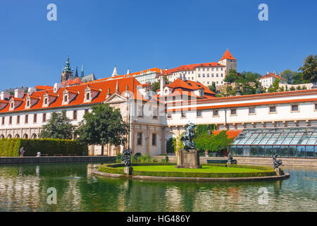 Prague, République tchèque - 20 août 2011 : visite des personnes non identifiées, jardins à la française et palais Wallenstein à Prague Banque D'Images