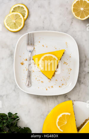 Tarte au citron sur du marbre blanc Banque D'Images