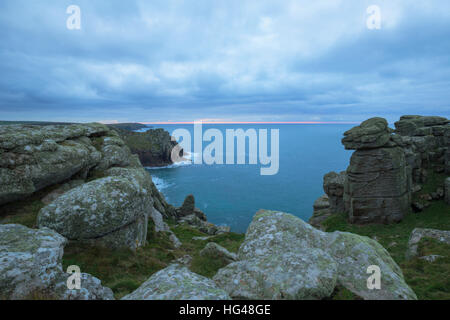 Vue depuis la clifftops à Pordenack Point près de Lands End en Cornouailles Banque D'Images