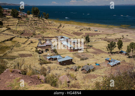 Vue sur le lac Titicaca et fermes de la communauté de Llachon Banque D'Images