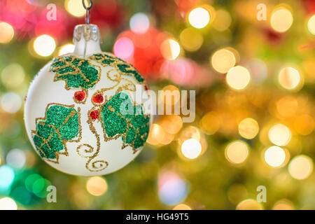 Ornement de Noël vintage avec une faible profondeur de champ à l'arbre de Noël en arrière-plan. Banque D'Images