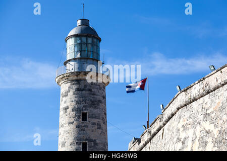 Phare de Castillo del Morro, le Fort El Morro à La Havane avec un drapeau cubain agitant par temps clair Banque D'Images