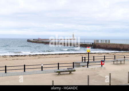 Roker Pier et le phare (1903) à Roker, Sunderland Banque D'Images