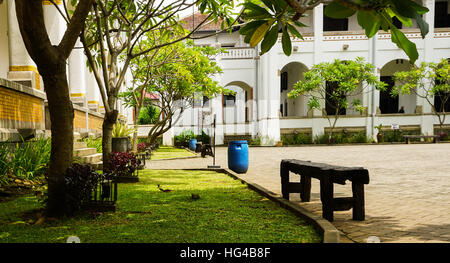 Une corbeille bleue et un banc en bois à Lawang Sewu photo prise en Semarang Indonésie Banque D'Images