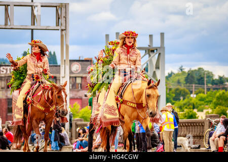 Portland, Oregon, USA - 11 juin 2016 : Clackamas Comté Fair & Canby Rodeo Cour dans la Grande Parade Floral au cours de Portland Rose Festival 2016. Banque D'Images