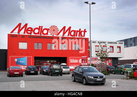 Parking en face de red Media Markt store avec logo sur le dessus en Allemagne Banque D'Images