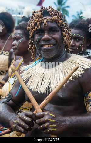 Habillé traditionnellement l'homme d'une bande de bambou, Buka, Bougainville, en Papouasie-Nouvelle-Guinée, du Pacifique Banque D'Images