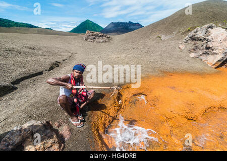 Homme Megapode bouillante oeufs dans un flux de soufre du volcan Tavurvur, Rabaul, East New Britain, Papouasie-Nouvelle-Guinée, du Pacifique Banque D'Images