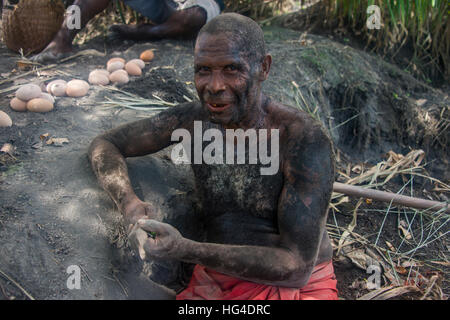 La chasse pour les chasseurs Megapode des œufs de l'oiseau (Megapode Phasianidés), East New Britain, Papouasie-Nouvelle-Guinée, du Pacifique Banque D'Images