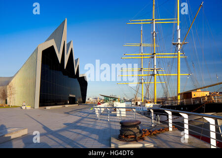 Riverside Museum et le navire amarré Glenlee, Clyde, Glasgow, Ecosse, Royaume-Uni Banque D'Images