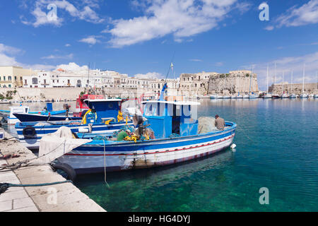 Bateaux de pêche au port, vieille ville avec château, Gallipoli, Lecce, province de la péninsule Salentine, Puglia, Italie, Méditerranée Banque D'Images