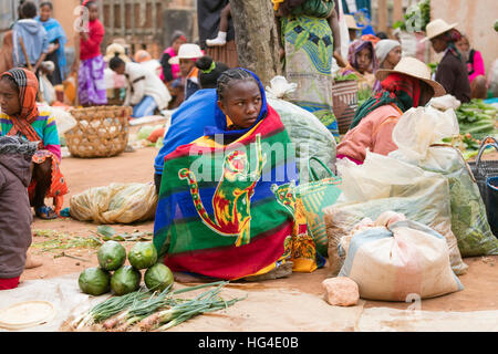 Les vendeurs de légumes, Sendrisoa marché hebdomadaire, près de Ambalavao, Madagascar centrale Banque D'Images