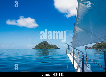 Navigation dans les eaux de la très plat Yasawa Islands, Fidji, Pacifique Sud Banque D'Images