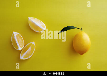 Portrait de citron sur fond jaune Banque D'Images