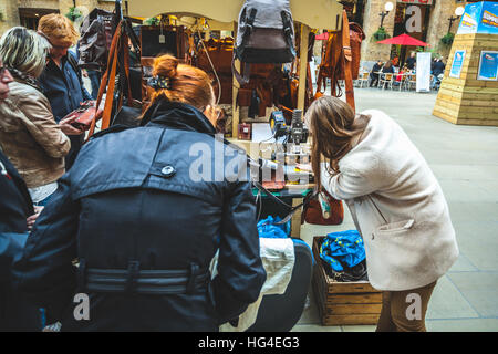 Fabrication de sacs femme sacs à main en cuir et directement sur la rue sur son étal Banque D'Images