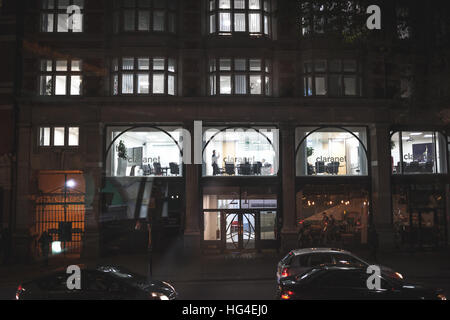 Londres ; réunion à travailler tard le soir vue par la fenêtre de la rue sur le bureau de Claranet Banque D'Images