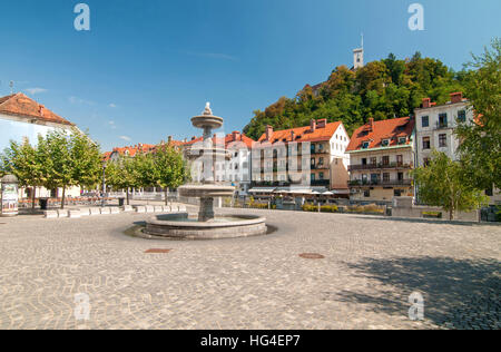 Fontaine à New square et château en arrière-plan, Ljubljana, Slovénie Banque D'Images