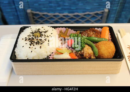 Une boîte bento sur un shinkansen bullet train au départ de Tokyo, Japon Banque D'Images