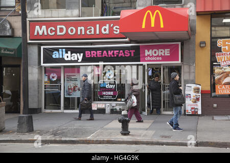 La publicité McDonald's ses populaires tous les jours le petit-déjeuner sur Court Street à Brooklyn, New York. Banque D'Images