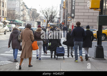 Les gens qui entrent dans le tableau de concordance sur Court Street dans le centre-ville de Brooklyn, New York. Banque D'Images