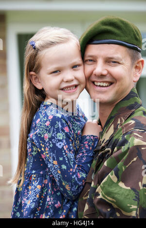 Portrait de soldat en congé Hugging Daughter Banque D'Images