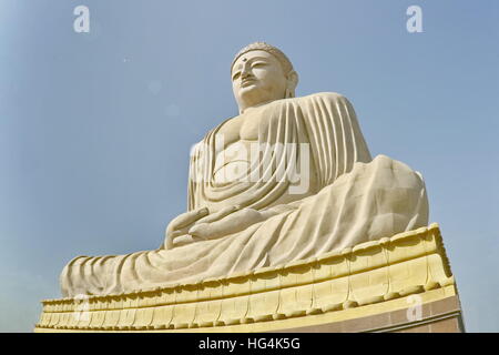 Immense statue de Bouddha blanc assis en méditation lotus ver posent eye view. Bodhgaya en Inde Banque D'Images