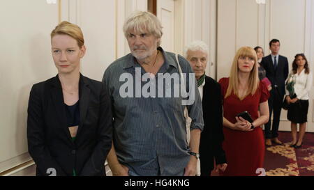 DATE DE SORTIE : Décembre 25, 2016 TITRE : Toni Erdmann STUDIO : Sony Pictures Classics (sous-titré) Directeur : Maren Adet PLOT : une plaisanterie pratique père tente de se reconnecter avec son fille en créant un alter ego et se présentant comme son PDG du coach de vie avec : Sandra Huller comme Ines (Crédit : © Sony Pictures Classics/Photos/ZUMAPRESS.com) Banque D'Images