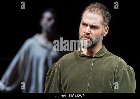 Sydney, Australie. Jan 04, 2017. Mitchell ténor Butel, représenté à une scène de l'opéra de chambre de Sydney's World Premiere production de 'Biographica'. À la suite d'un opéra Biographica polymathe renaissance de Cardano Dillagene effectuée dans le cadre du Sydney Festival à Carriageworks par l'opéra de chambre de Sydney en association avec des enfants Ensemble, composé par Mary Finsterer. © Hugh Peterswald/Pacific Press/Alamy Live News Banque D'Images