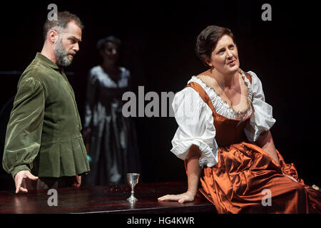 Sydney, Australie. Jan 04, 2017. Mitchell Butel et ténor mezzo soprano Anna Fraser représentée dans une scène de l'opéra de chambre de Sydney's World Premiere production de 'Biographica'. À la suite d'un opéra Biographica polymathe renaissance de Cardano Dillagene effectuée dans le cadre du Sydney Festival à Carriageworks par l'opéra de chambre de Sydney en association avec des enfants Ensemble, composé par Mary Finsterer. © Hugh Peterswald/Pacific Press/Alamy Live News Banque D'Images