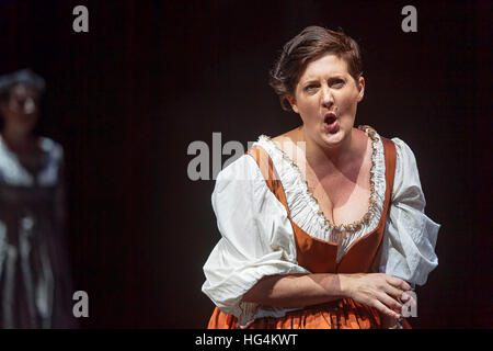 Sydney, Australie. Jan 04, 2017. La mezzo soprano Anna Fraser représentée dans une scène de l'opéra de chambre de Sydney's World Premiere production de 'Biographica'. À la suite d'un opéra Biographica polymathe renaissance de Cardano Dillagene effectuée dans le cadre du Sydney Festival à Carriageworks par l'opéra de chambre de Sydney en association avec des enfants Ensemble, composé par Mary Finsterer. © Hugh Peterswald/Pacific Press/Alamy Live News Banque D'Images