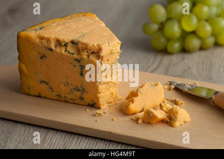 Morceau de fromage bleu Shropshire isolé sur fond blanc Banque D'Images