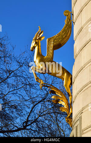 Londres, Angleterre, Royaume-Uni. Maison de l'Afrique du Sud, Trafalgar Square. Springbok doré (Sir Charles Thomas Wheeler, c1935) Banque D'Images