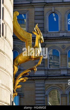 Londres, Angleterre, Royaume-Uni. Maison de l'Afrique du Sud, Trafalgar Square. Springbock doré (Sir Charles Thomas Wheeler, c1935) Banque D'Images