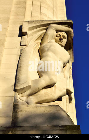 Londres, Angleterre, Royaume-Uni. Nouveau bâtiment d'Adelphi, Adam Street / Victoria Embankment. Art Déco (1938) de pierre de Portland. "Nuit" (Donald Gilbert) Banque D'Images