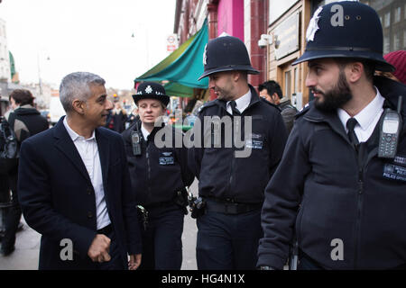 Maire de Londres Sadiq Khan rencontre des agents de police locaux (deuxième de gauche à droite) Fraser PC, PC Sol Akbary et PC Nick Azzopardi comme il rend visite à Kentish Town à Camden, au nord de Londres. Banque D'Images