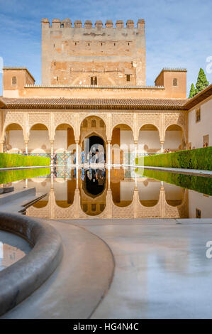 Patio de los Arrayanes et le reflet dans la piscine, des palais nasrides de bonzaïs et la Torre de Comares, Alhambra à Grenade, Andalousie, Espagne Banque D'Images