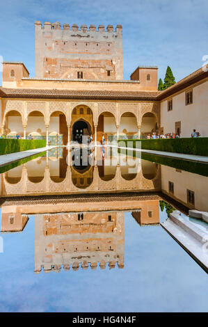 Patio de los Arrayanes, la Cour des Myrtes et le reflet dans la piscine, des palais nasrides de bonzaïs et la Torre de Comares, Alhambra Granada Banque D'Images