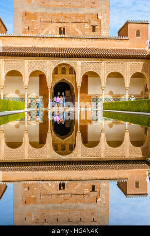 Patio de los Arrayanes, la Cour des Myrtes et de réflexion dans la piscine, de bonzaïs Palais Nasrides, Torre de Comares, Alhambra, Granada, Espagne Banque D'Images