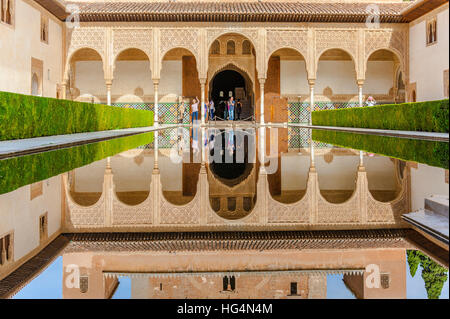 Patio de los Arrayanes, la Cour des Myrtes avec reflet dans l'étang, des palais nasrides de Bonzaïs Alhambra de Grenade, Andalousie, Espagne Banque D'Images