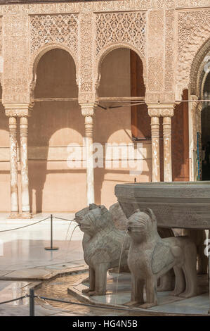 Cour des Lions et Fontaine des Lions, à l'Alhambra à Grenade, Andalousie, Espagne Banque D'Images