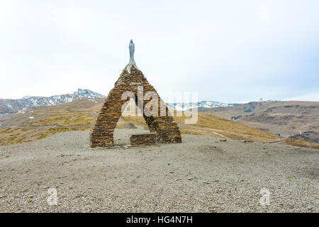 La statue au-dessus de Virgen de las Nieves Hoya de la Mora, la Sierra Nevada, Andalousie, Espagne Banque D'Images