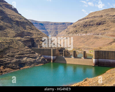 Vue en aval de la gorge et les disjoncteurs à l'impressionnant barrage Katse usine hydroélectrique au Lesotho, l'Afrique Banque D'Images