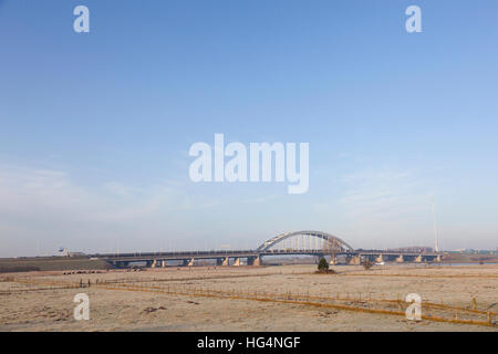 Pont sur l'autoroute A2 et à l'hiver dans les plaines inondables de la rivière des Prairies près de Vianen Lek aux Pays-Bas Banque D'Images