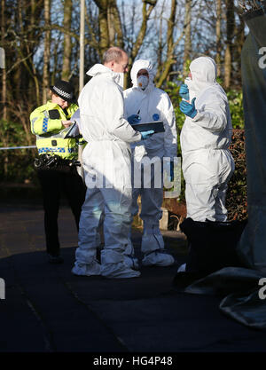 Les agents de police scientifique sur les lieux d'un incendie en Milngavie, Merville, après 23 ans, Cameron Logan a été assassiné et son 24-year-old amie, Rebecca Williams, gravement blessé dans l'incendie délibéré sur le jour de l'an. Banque D'Images