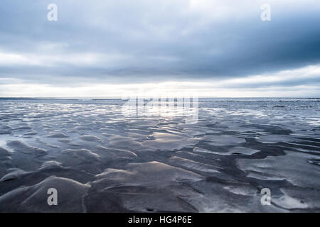 Plage spectaculaire paysage à marée basse avec soleil d'hiver Banque D'Images