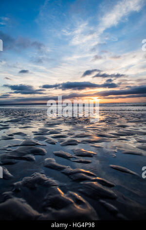 Plage spectaculaire paysage à marée basse avec soleil d'hiver Banque D'Images